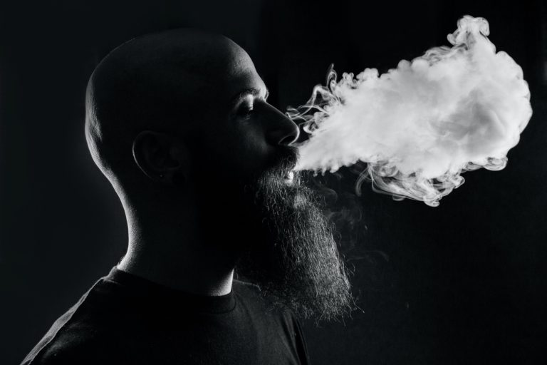 Comment vapoter sans tousser : les meilleurs techniques