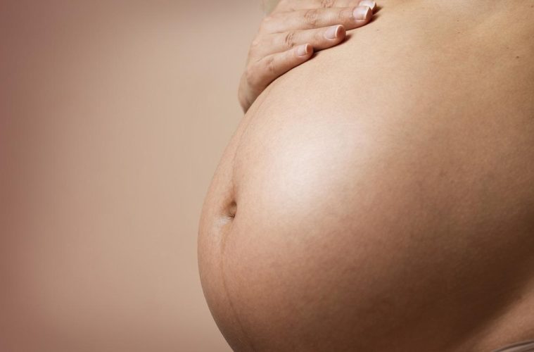 Comment savoir si on est enceinte en touchant son ventre