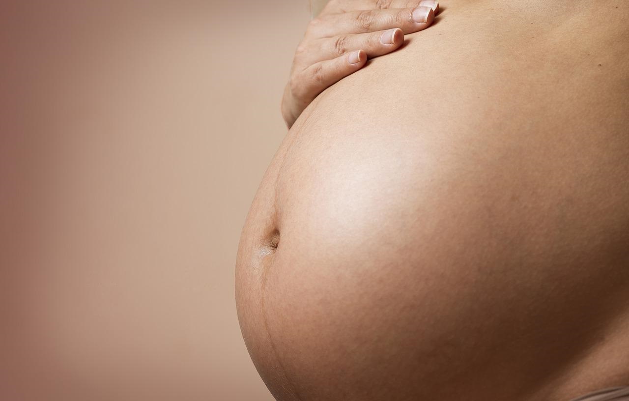 Comment savoir si on est enceinte en touchant son ventre en 2023