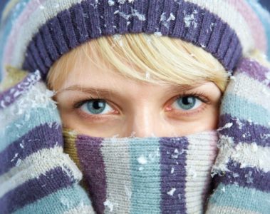 Sensation de froid intense dans le corps : causes et remèdes