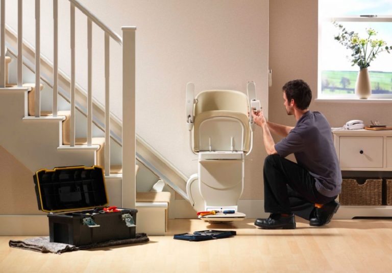 Un monte-escalier : ses avantages et pourquoi l'installer dans sa maison
