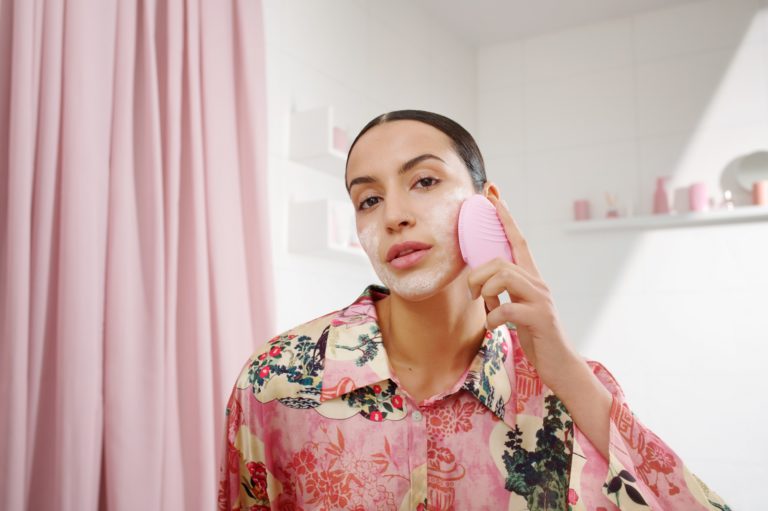 Brosse nettoyante visage : comment l'utiliser et quels avantages pour sa peau ?