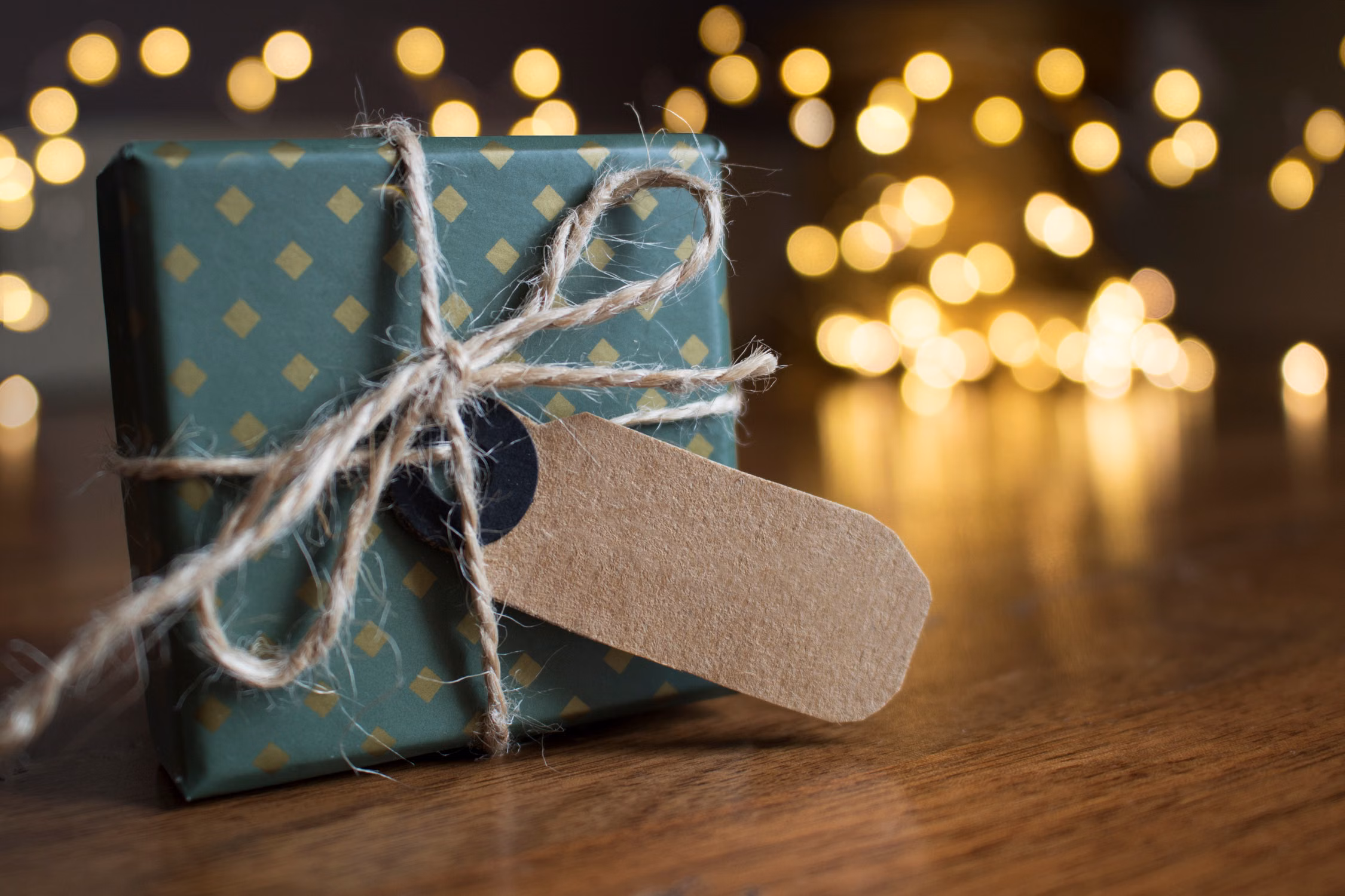 Paquet cadeau noué avec une ficelle et une étiquette vierge