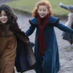 Trois enfants en costumes d’époque courent à l’extérieur dans Les Malheurs de Sophie (2016)