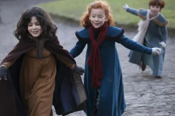 Trois enfants en costumes d’époque courent à l’extérieur dans Les Malheurs de Sophie (2016)