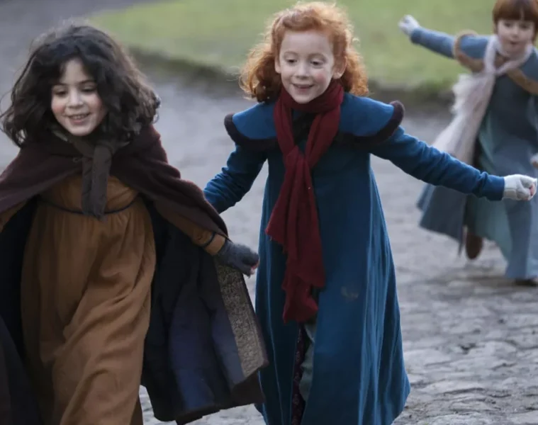 Trois enfants en costumes d’époque courent à l’extérieur dans Les Malheurs de Sophie (2016)
