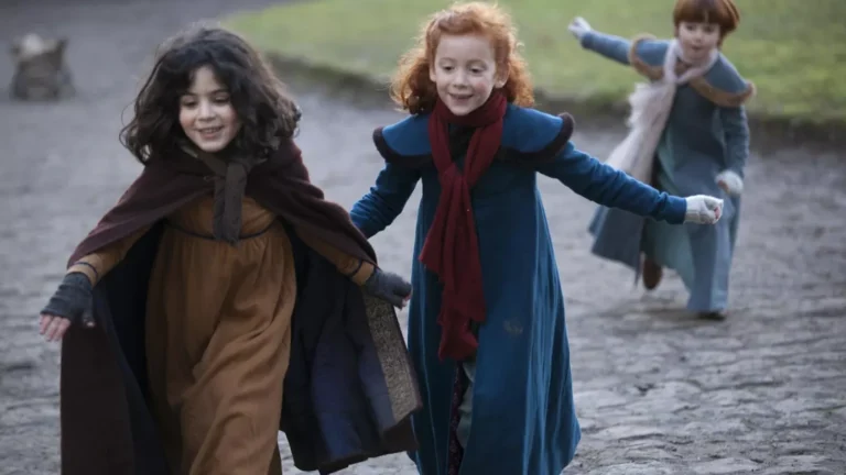 Trois enfants en costumes d’époque courent à l’extérieur dans Les Malheurs de Sophie (2016)