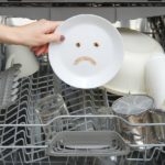 Mon lave vaisselle ne lave plus, que faire ? Découvrez les solutions pour rétablir l'efficacité de votre appareil !
