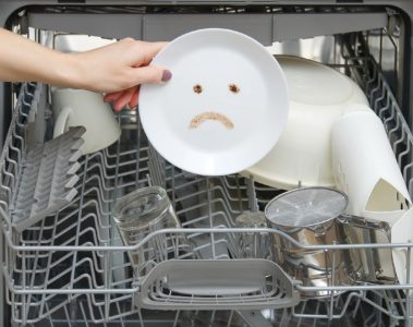 Mon lave vaisselle ne lave plus, que faire ? Découvrez les solutions pour rétablir l'efficacité de votre appareil !