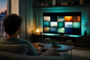 Salon contemporain avec écran de télévision et éclairage turquoise pour une soirée streaming