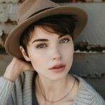 Quel chapeau pour une femme aux cheveux courts : conseils et astuces