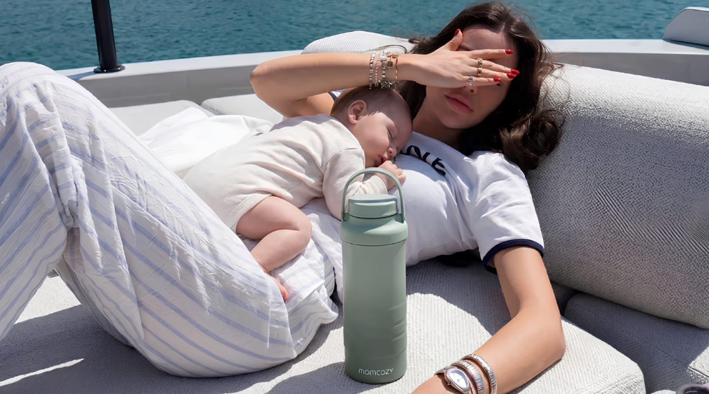Mère allongée avec son bébé et un chauffe-biberon portable