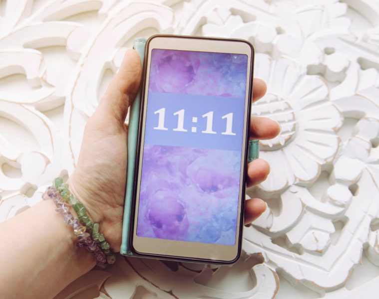 Heures miroir : découvrez leur signification et leur sens caché en 2023