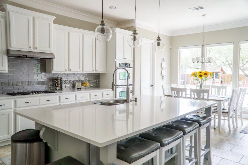 Cuisine américaine ouverte sur salon : bonne ou mauvaise idée en 2024