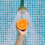 Manger une orange sous la douche : est-ce une bonne idée ?