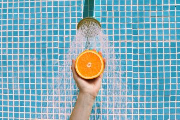 Manger une orange sous la douche : est-ce une bonne idée ?