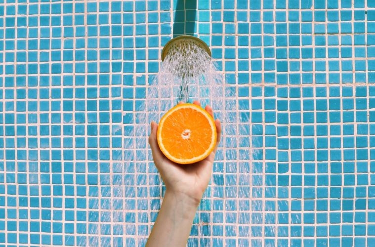 Manger une orange sous la douche : est-ce une bonne idée ?