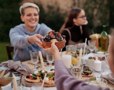 Comment réussir un repas entre amis ? 15 conseils indispensables