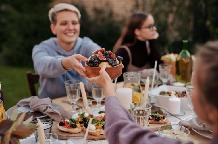 Comment réussir un repas entre amis ? 15 conseils indispensables