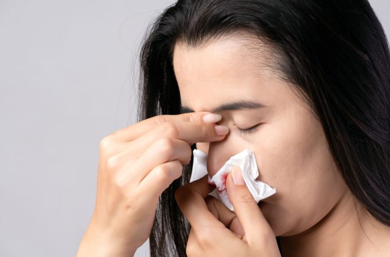 Saignement de nez et maux de tête : faut-il s'inquiéter ?