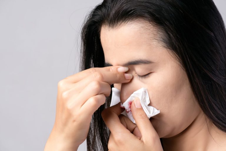 Saignement de nez et maux de tête : faut-il s'inquiéter ?