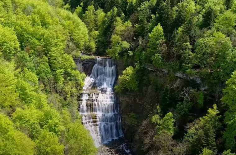 Cascade du Hérisson : un lieu à découvrir dans le Jura (randonnée, adresse, tarif, ouverture, parking)