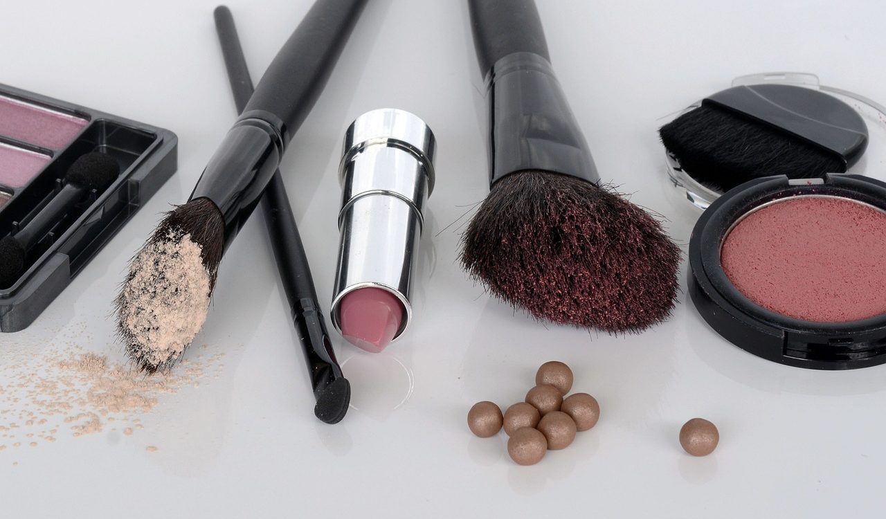 Trousses et frigos : de quoi avez-vous besoin pour stocker et organiser votre make-up ?