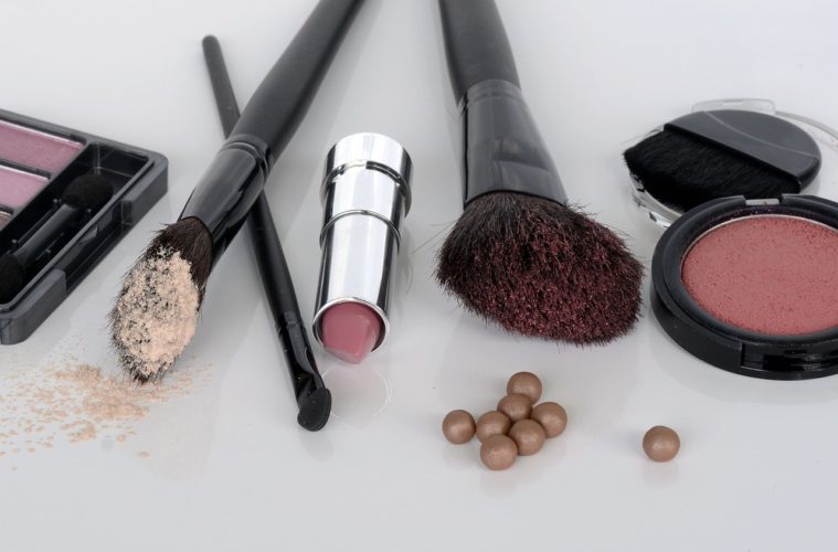 Trousses et frigos : de quoi avez-vous besoin pour stocker et organiser votre make-up ?