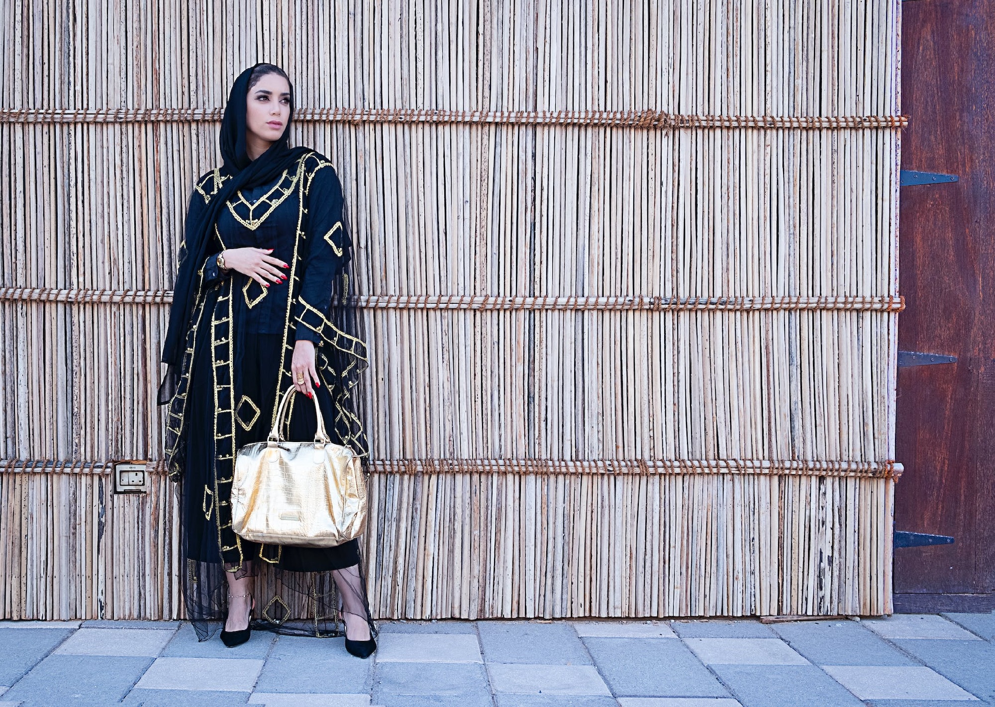 Pourquoi porter une Abaya : l'importance culturelle et traditionnelle de cette tenue musulmane