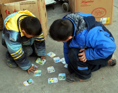 Qu'apprennent les enfants en jouant à des cartes à jouer ?