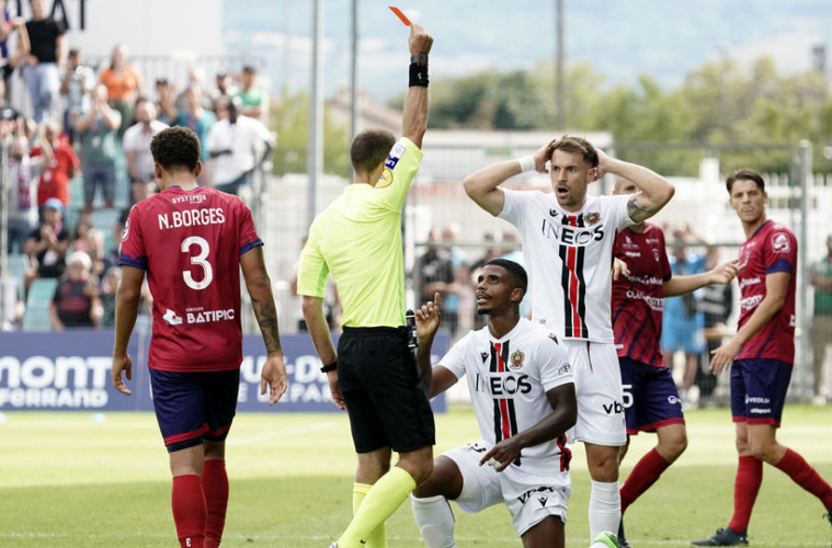 Maximum de cartons reçus dans 1 match de foot