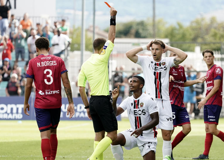 Maximum de cartons reçus dans 1 match de foot