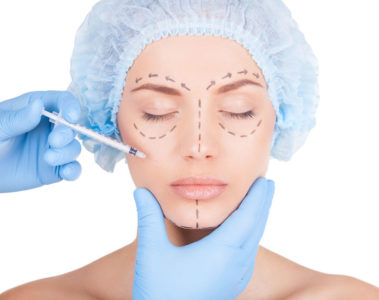 Redessiner l’ovale du visage : chirurgie ou solutions naturelles  ?