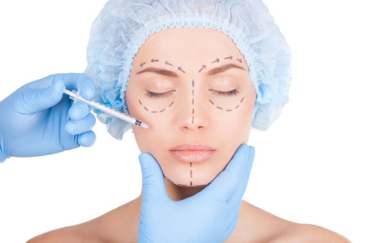 Redessiner l’ovale du visage : chirurgie ou solutions naturelles  ?