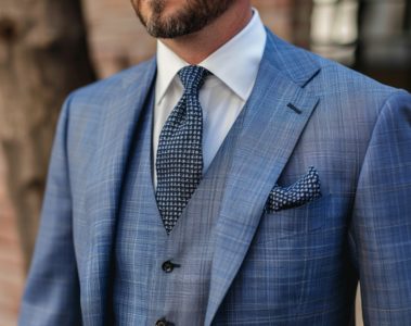 Le guide ultime des accessoires de costume pour homme : quand, comment et pourquoi les porter