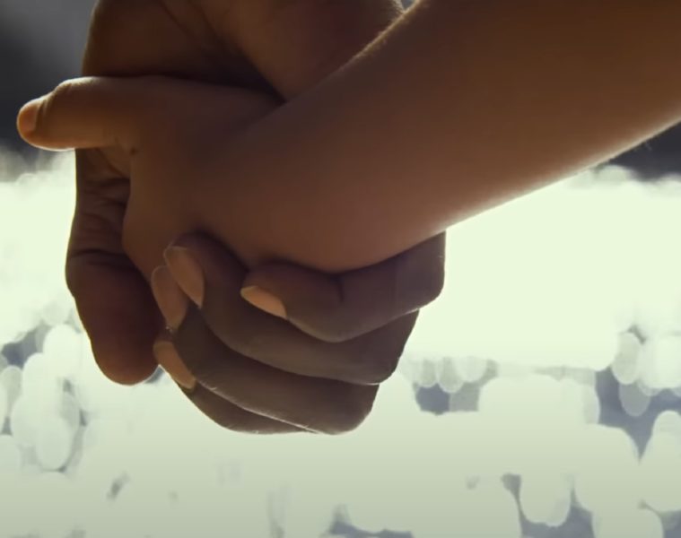 Comment se termine le film Demain tout commence : explication de la fin