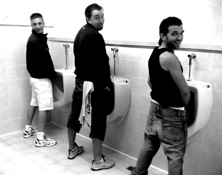 Pourquoi les hommes ne font pas pipi assis ?