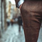 Les types de pantalons pour hommes indispensables à toute garde-robe