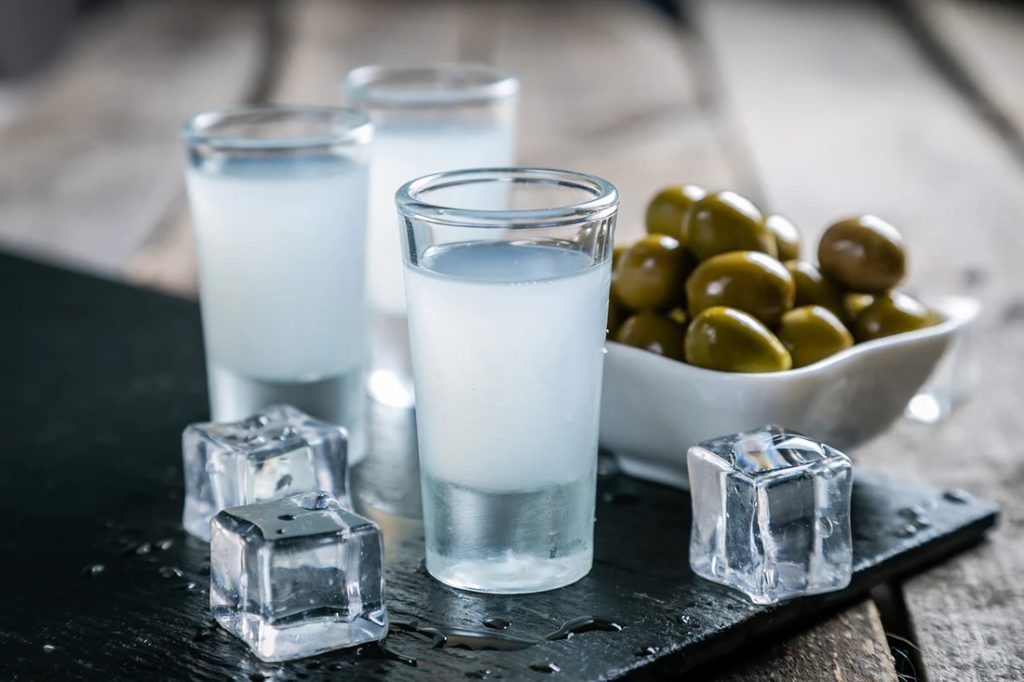 L'ouzo, une boisson anisée emblématique du pays