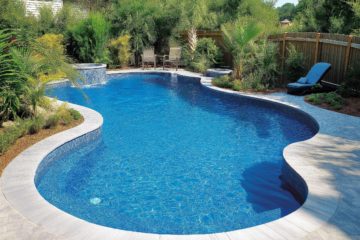 Comment bien choisir une piscine coque polyester : avantages, modèles et conseils