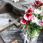 Comment Choisir les Meilleures Fleurs Artificielles pour Cimetière : Guide Complet