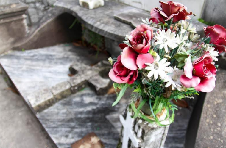 Comment Choisir les Meilleures Fleurs Artificielles pour Cimetière : Guide Complet