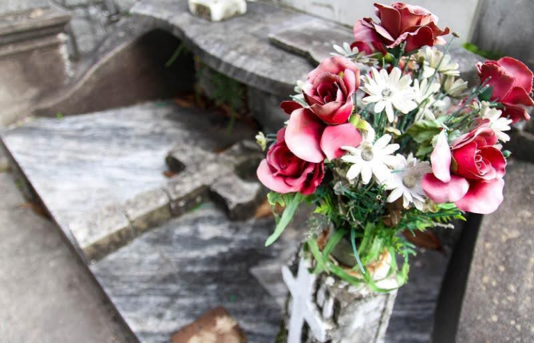 Comment Choisir les Meilleures Fleurs Artificielles pour Cimetière : Guide Complet