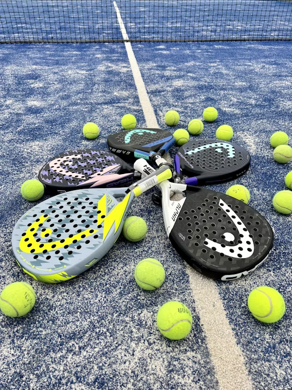 Pour jouer au padel, vous aurez besoin d’une raquette spécifique