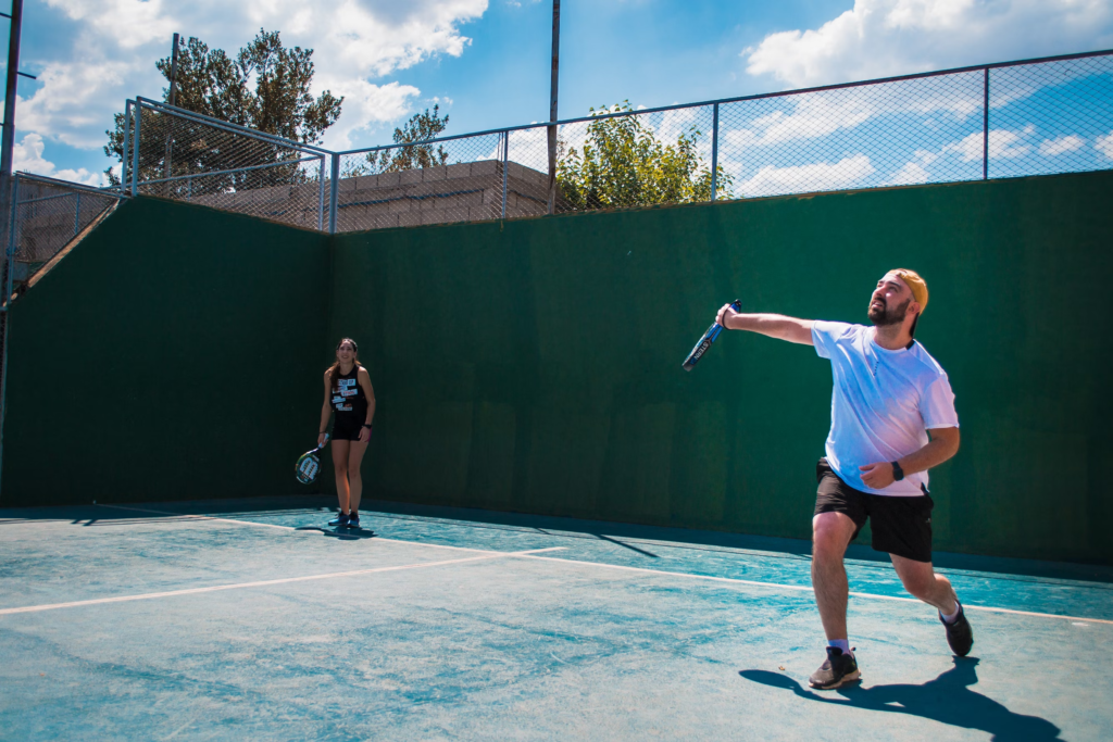 Le padel est souvent pratiqué pour le plaisir et pour rester en forme