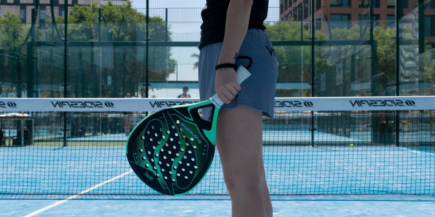 Qu'est-ce que le Padel ? Guide Complet sur ce Sport en Pleine Expansion en 2024