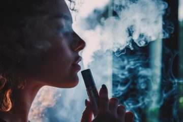 Comment Vapoter Sans Tousser : Guide Complet pour Éviter l’Irritation de la Gorge