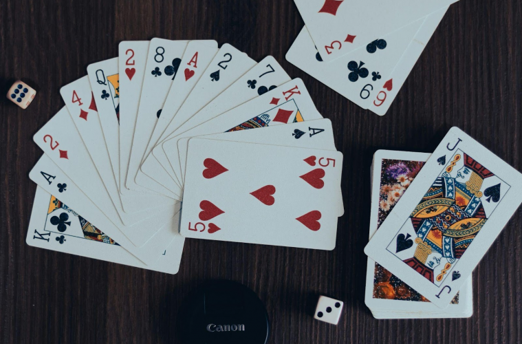 Poker en ligne et en réel : comment bien jouer et gagner