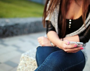 Comment Lire les SMS d'un Autre Portable Gratuitement en 2025