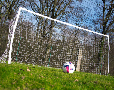Mini but de foot : l’outil idéal pour développer la précision chez les jeunes joueurs